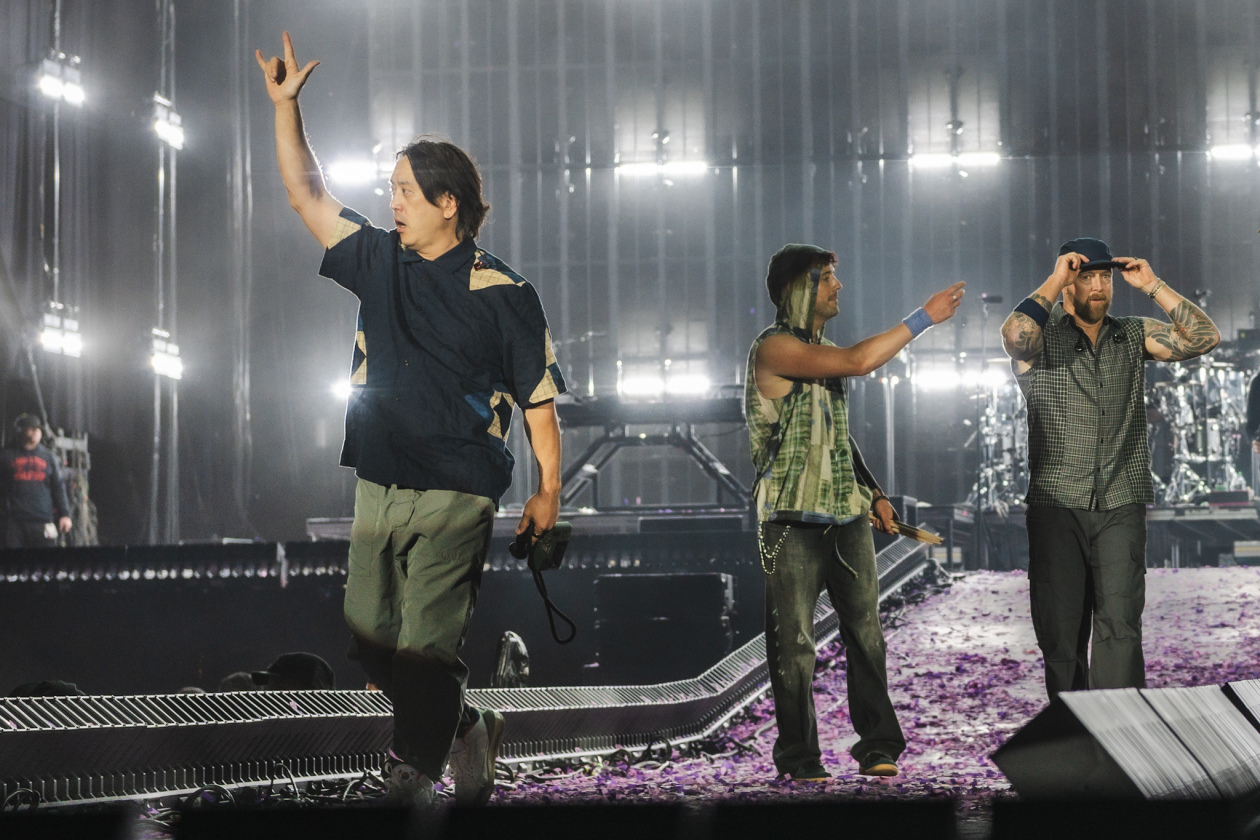 Spagat zwischen Vergangenheit und Gegenwart: Mike Shinoda, Emily Armstrong und Band. – Linkin Park.
