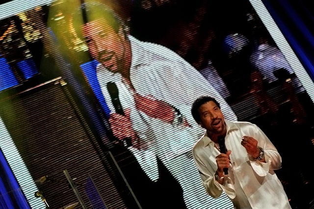 Eben noch bei Gottschalks "Wetten, dass ...?", nun schon wieder allein auf der Bühne: Lionel Richie. – 