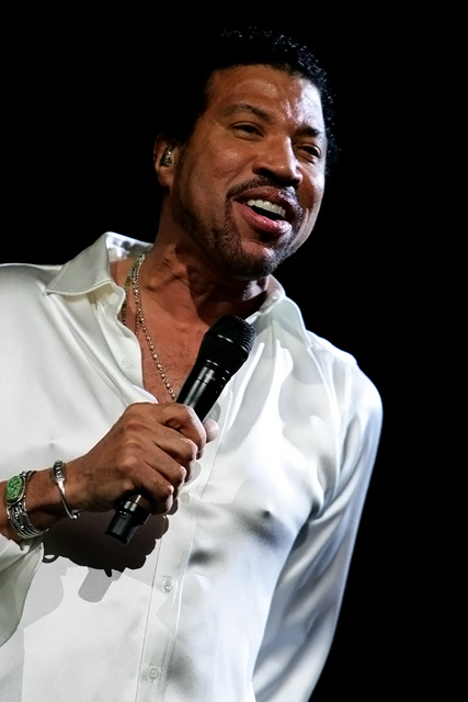 Eben noch bei Gottschalks "Wetten, dass ...?", nun schon wieder allein auf der Bühne: Lionel Richie. – 
