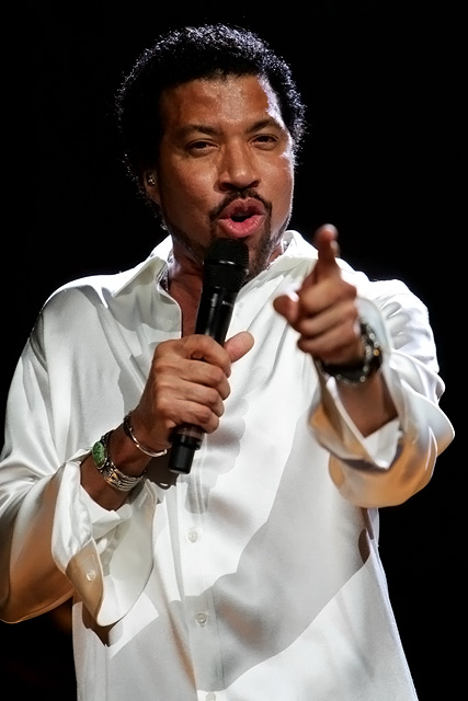 Eben noch bei Gottschalks "Wetten, dass ...?", nun schon wieder allein auf der Bühne: Lionel Richie. – 