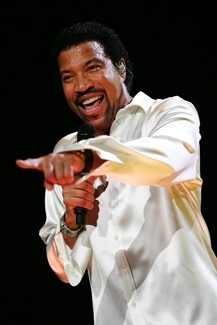 Eben noch bei Gottschalks "Wetten, dass ...?", nun schon wieder allein auf der Bühne: Lionel Richie. – 
