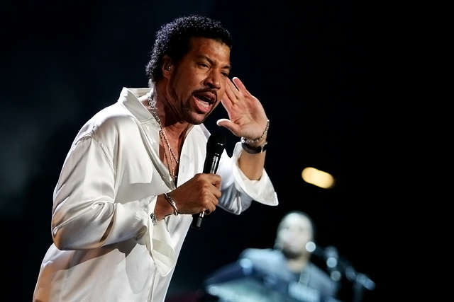 Eben noch bei Gottschalks "Wetten, dass ...?", nun schon wieder allein auf der Bühne: Lionel Richie. – 