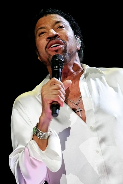 Eben noch bei Gottschalks "Wetten, dass ...?", nun schon wieder allein auf der Bühne: Lionel Richie. – 