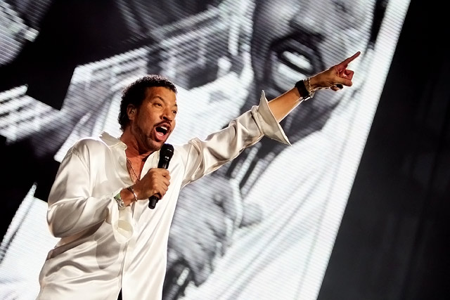 Eben noch bei Gottschalks "Wetten, dass ...?", nun schon wieder allein auf der Bühne: Lionel Richie. – 
