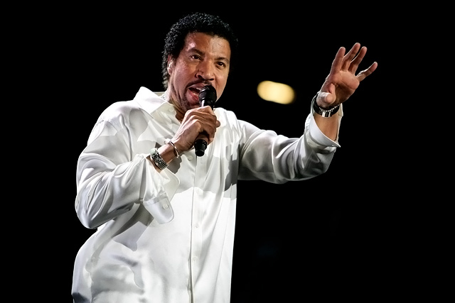 Eben noch bei Gottschalks "Wetten, dass ...?", nun schon wieder allein auf der Bühne: Lionel Richie. – 