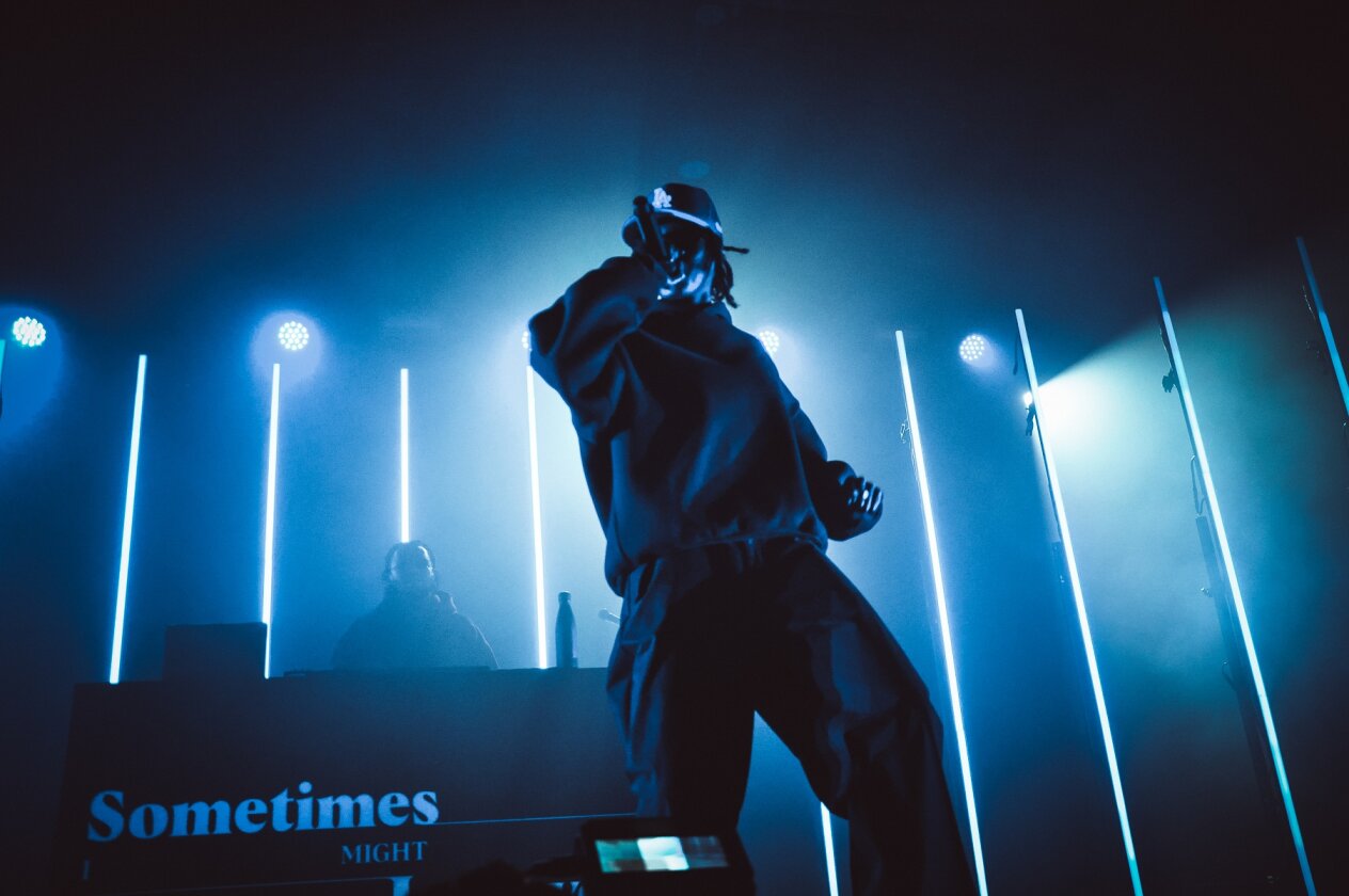 Little Simz – Bühne frei, LEDs an: Hier kommt Little Simz.