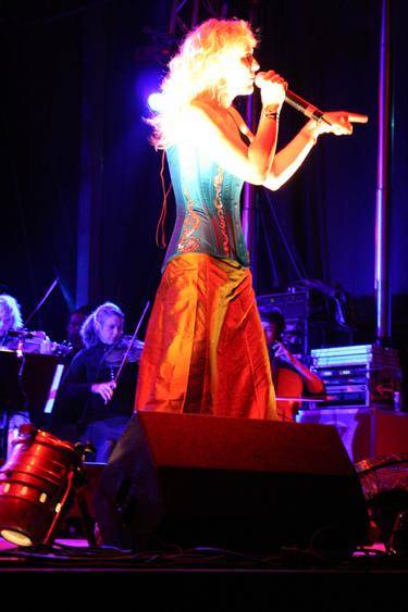 Liv Kristine Espanaes – Ein dünnes Stimmchen und ein dünnes Kleidchen. – 