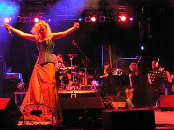 Liv Kristine Espanaes – Ein dünnes Stimmchen und ein dünnes Kleidchen. – 