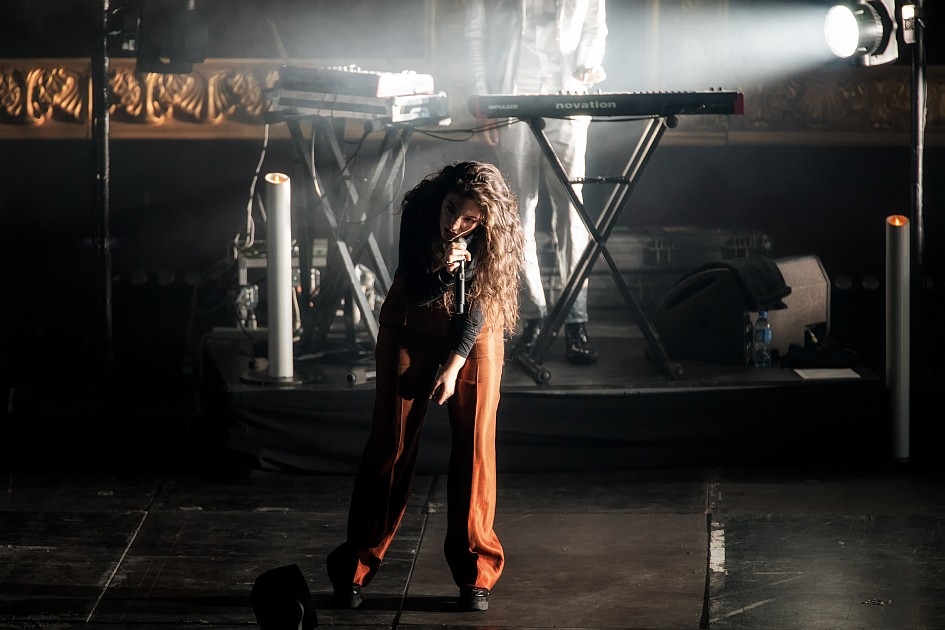 Lorde – Bezaubernd cool - die Neuseeländerin in der Hauptstadt. – Vor einem halben Jahr noch in Clärchens Ballhaus ...