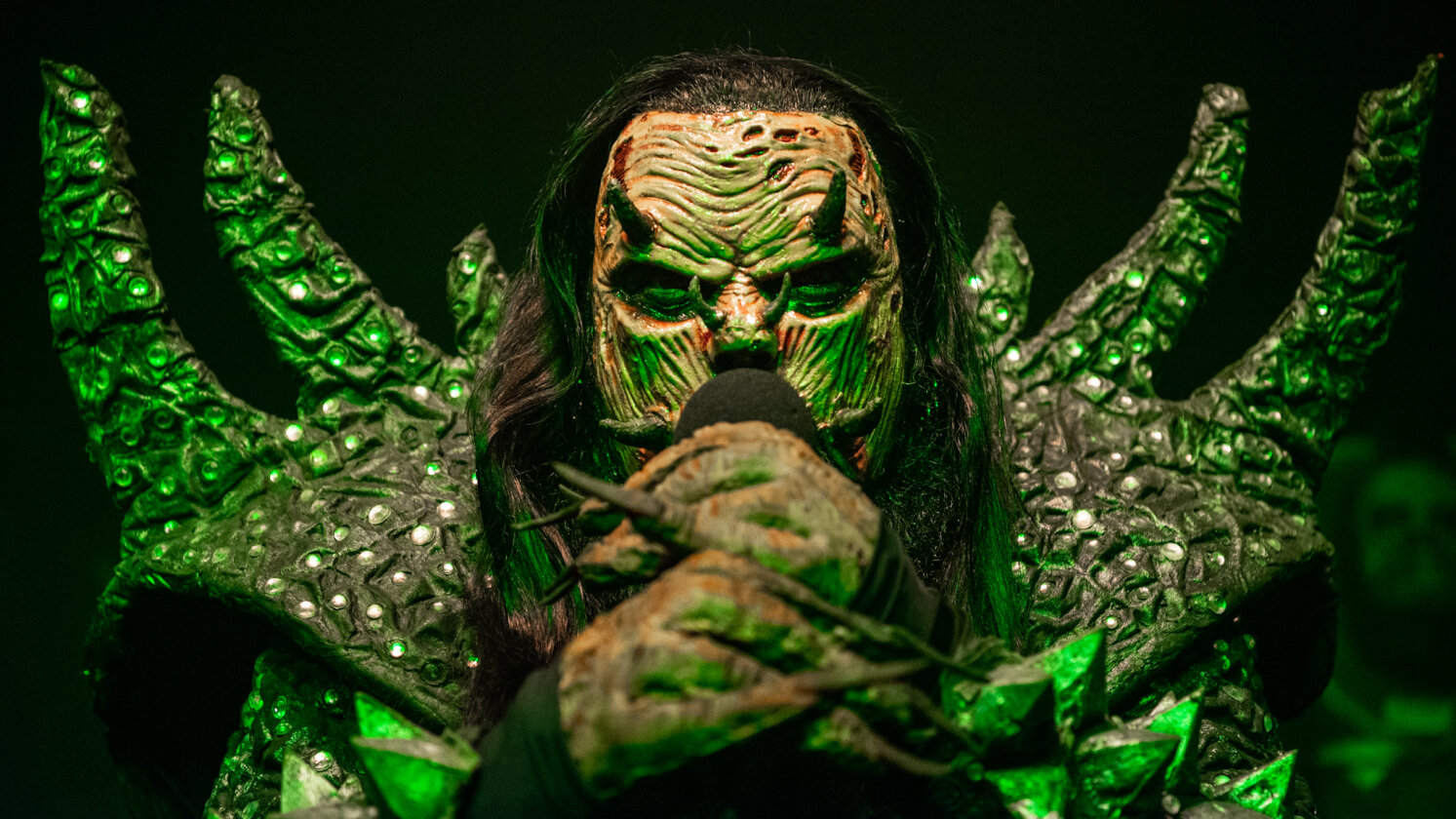Im ausverkauften Hirsch geben sich die Monster die Klinke in die Hand. Support: Dmytry aus Prag und ALMANAC. – Lordi.
