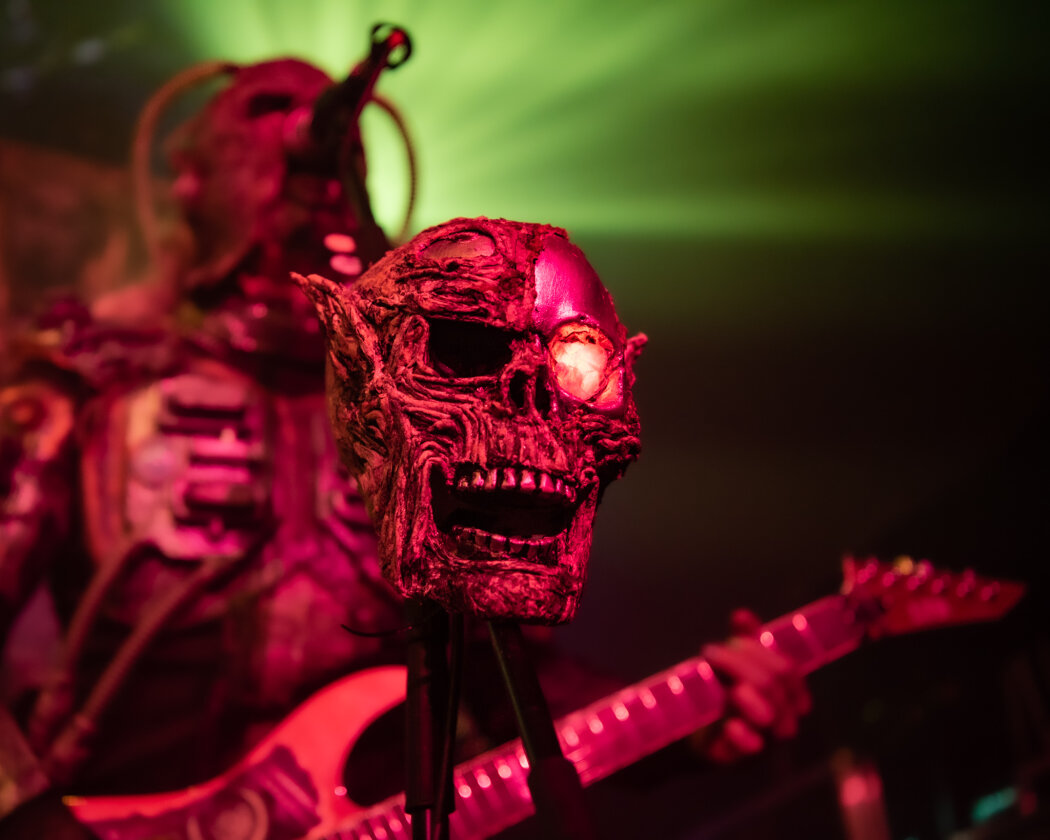 Im ausverkauften Hirsch geben sich die Monster die Klinke in die Hand. Support: Dmytry aus Prag und ALMANAC. – Lordi.