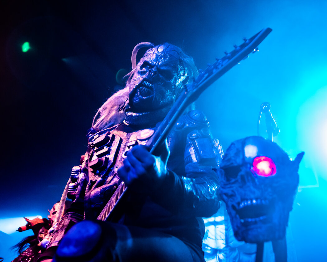 Im ausverkauften Hirsch geben sich die Monster die Klinke in die Hand. Support: Dmytry aus Prag und ALMANAC. – Lordi.