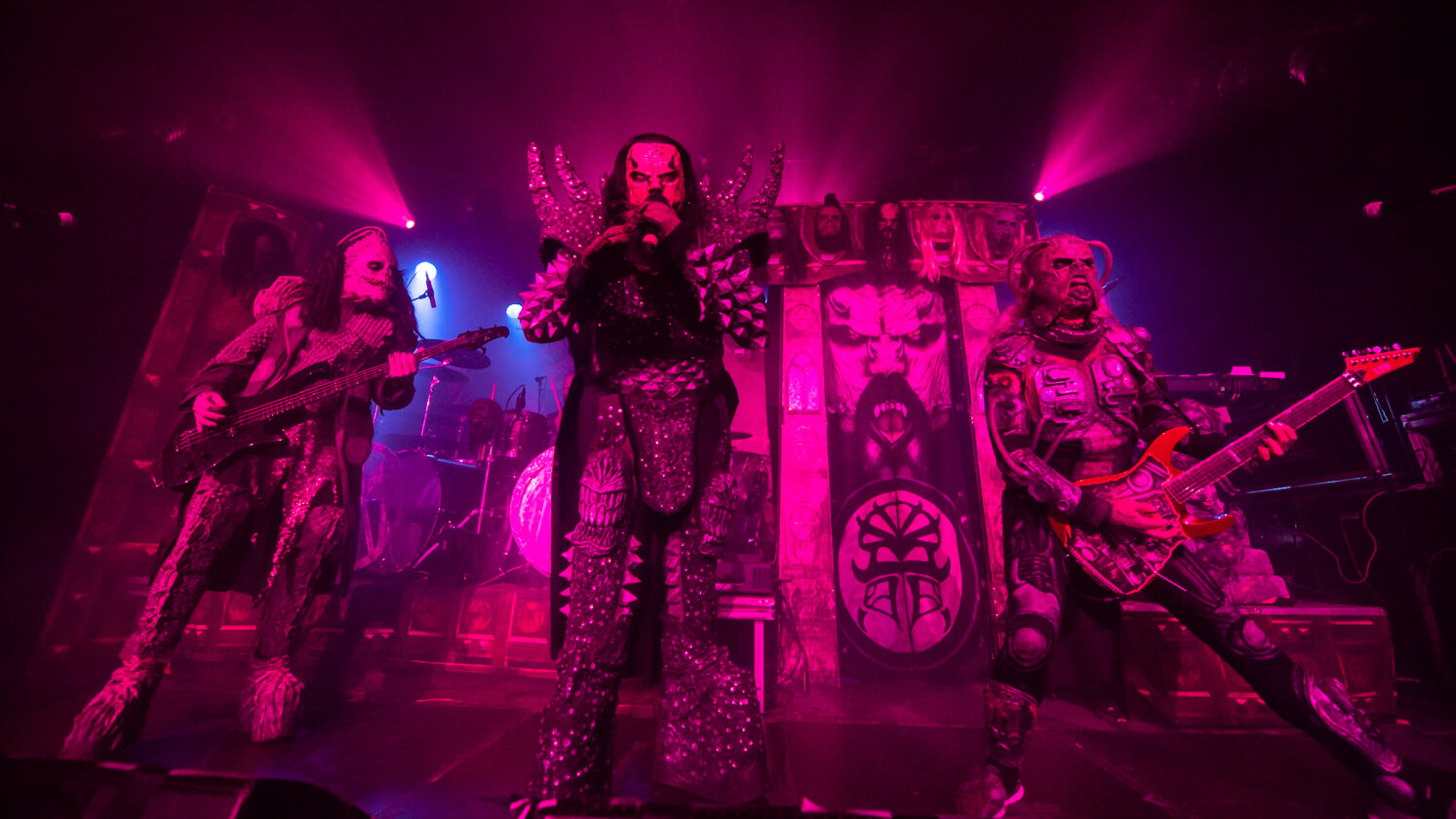 Im ausverkauften Hirsch geben sich die Monster die Klinke in die Hand. Support: Dmytry aus Prag und ALMANAC. – Lordi.