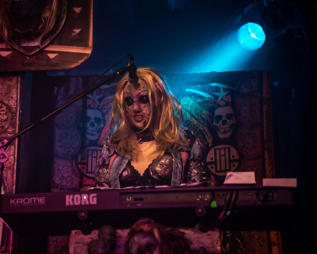 Im ausverkauften Hirsch geben sich die Monster die Klinke in die Hand. Support: Dmytry aus Prag und ALMANAC. – Lordi.