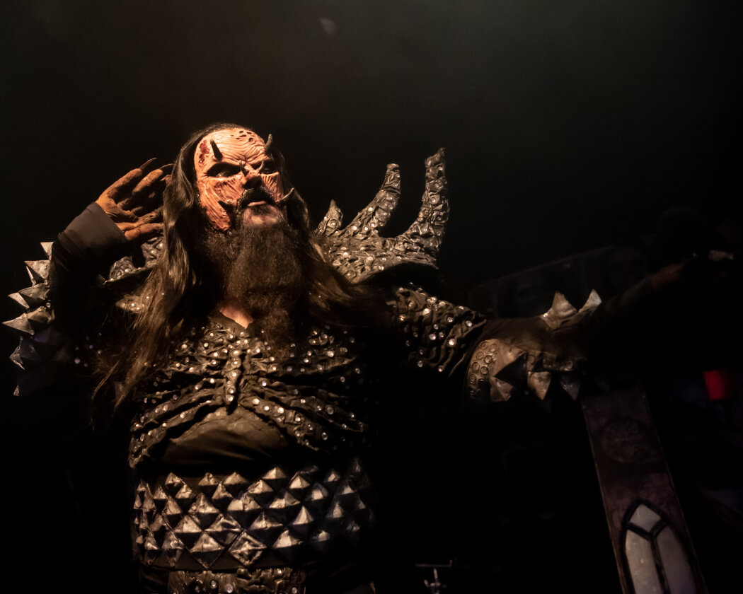 Im ausverkauften Hirsch geben sich die Monster die Klinke in die Hand. Support: Dmytry aus Prag und ALMANAC. – Lordi.