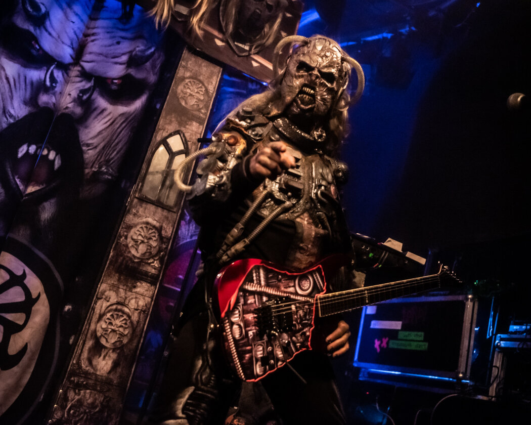Im ausverkauften Hirsch geben sich die Monster die Klinke in die Hand. Support: Dmytry aus Prag und ALMANAC. – Lordi.