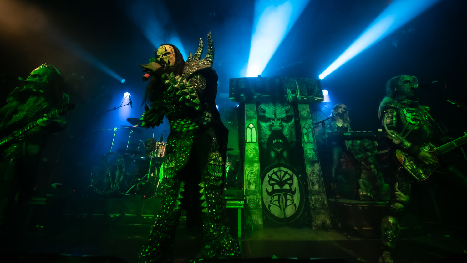 Im ausverkauften Hirsch geben sich die Monster die Klinke in die Hand. Support: Dmytry aus Prag und ALMANAC. – Lordi.