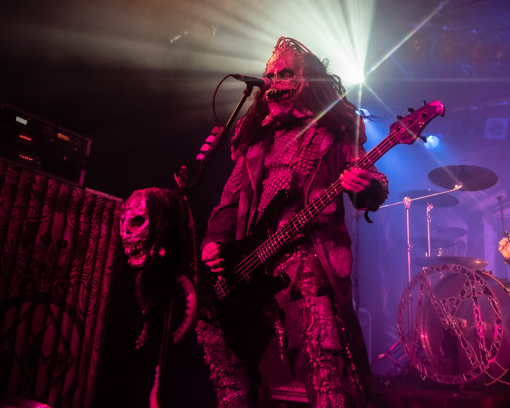 Im ausverkauften Hirsch geben sich die Monster die Klinke in die Hand. Support: Dmytry aus Prag und ALMANAC. – Lordi.