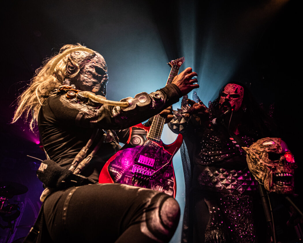 Im ausverkauften Hirsch geben sich die Monster die Klinke in die Hand. Support: Dmytry aus Prag und ALMANAC. – Lordi.