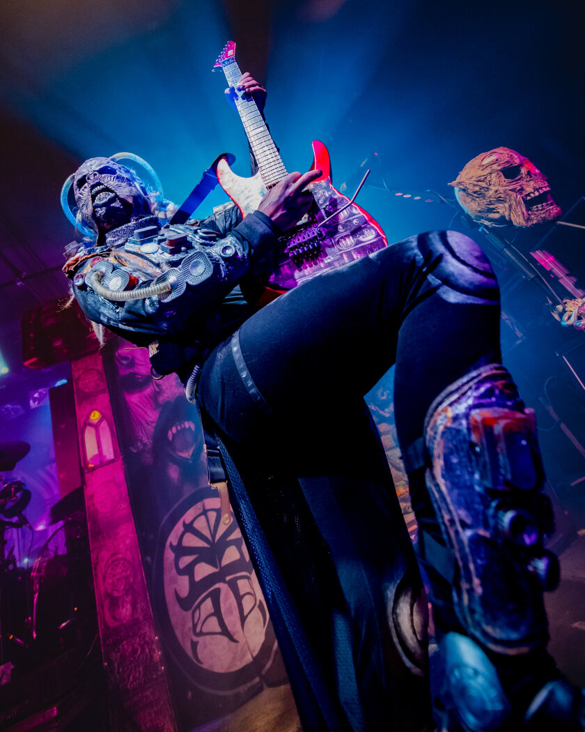 Im ausverkauften Hirsch geben sich die Monster die Klinke in die Hand. Support: Dmytry aus Prag und ALMANAC. – Lordi.