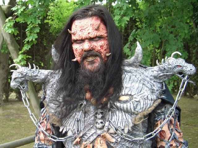Lordi – Heinz Sielmann hätte an diesem Tierchen bestimmt seine helle Freude ... – Seinen natürlichen Spieltrieb kann er nur schwer unterdrücken.