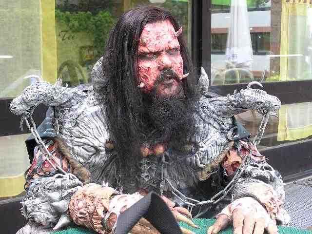 Lordi – Heinz Sielmann hätte an diesem Tierchen bestimmt seine helle Freude ... – "So wie der riecht, schmeckt der eh nicht."
