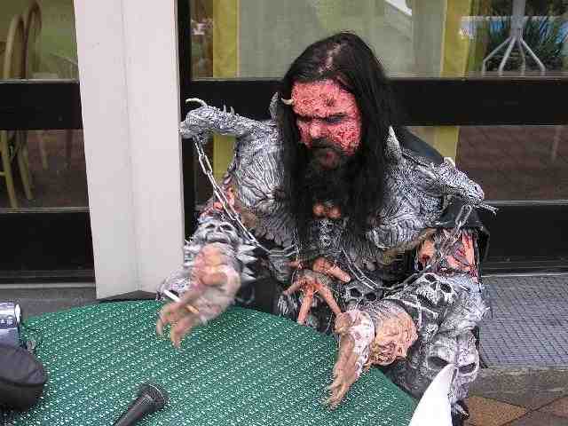 Lordi – Heinz Sielmann hätte an diesem Tierchen bestimmt seine helle Freude ... – "Sooo 'n großes Stück Fleisch kann ich auf einmal kauen."