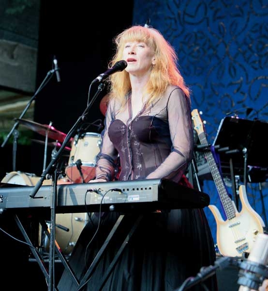 Loreena McKennitt – Auf der Freilichtbühne beeindruckte die Kanadierin ihre Fans. – 