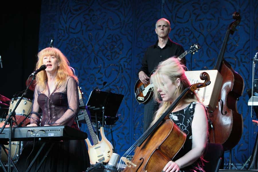 Loreena McKennitt – Auf der Freilichtbühne beeindruckte die Kanadierin ihre Fans. – 