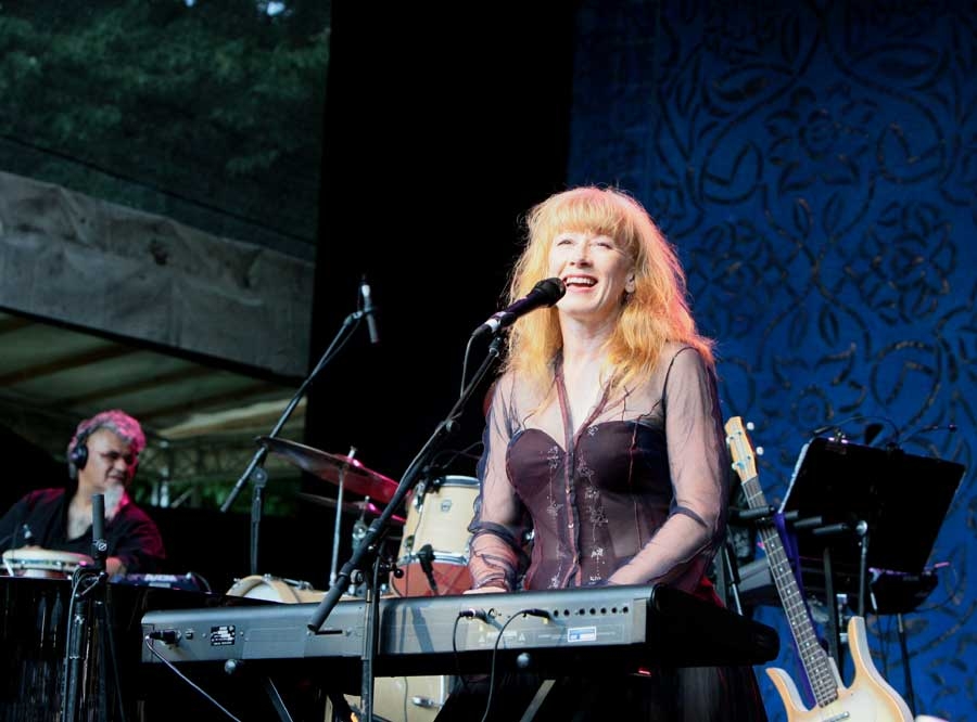 Loreena McKennitt – Auf der Freilichtbühne beeindruckte die Kanadierin ihre Fans. – 