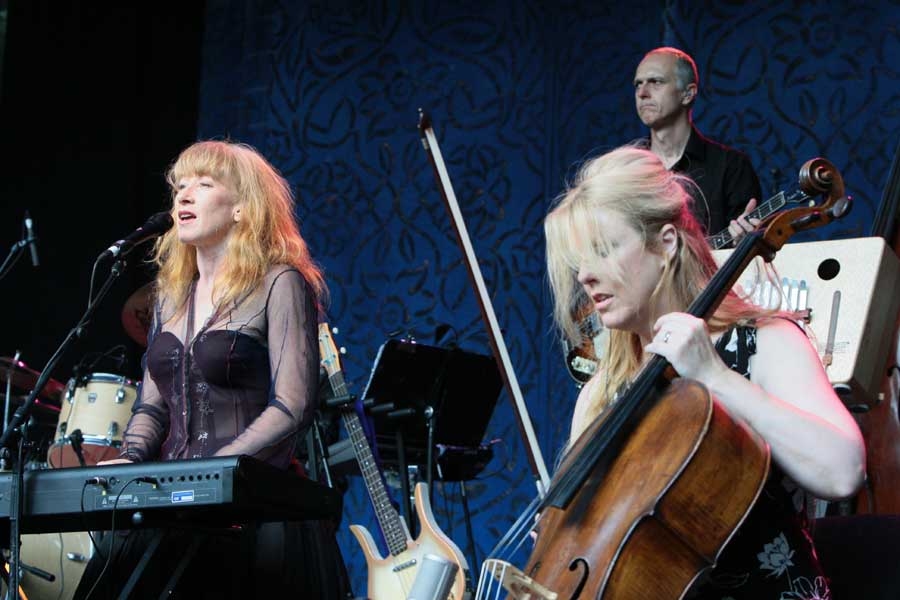 Loreena McKennitt – Auf der Freilichtbühne beeindruckte die Kanadierin ihre Fans. – 