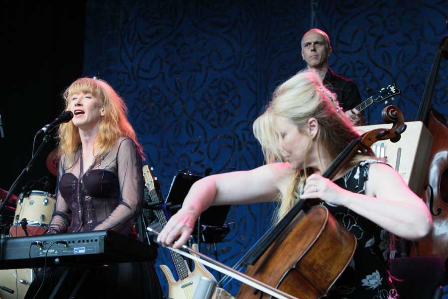 Loreena McKennitt – Auf der Freilichtbühne beeindruckte die Kanadierin ihre Fans. – 