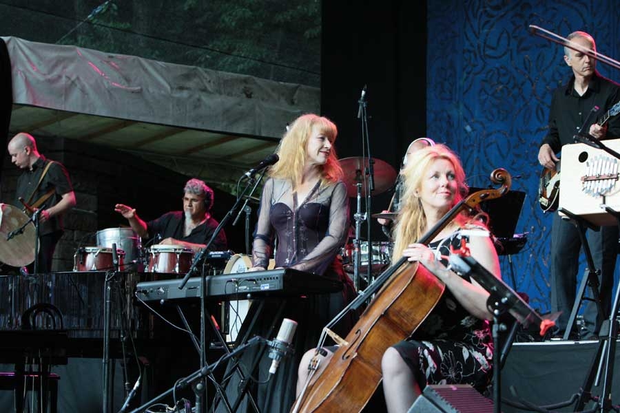 Loreena McKennitt – Auf der Freilichtbühne beeindruckte die Kanadierin ihre Fans. – 