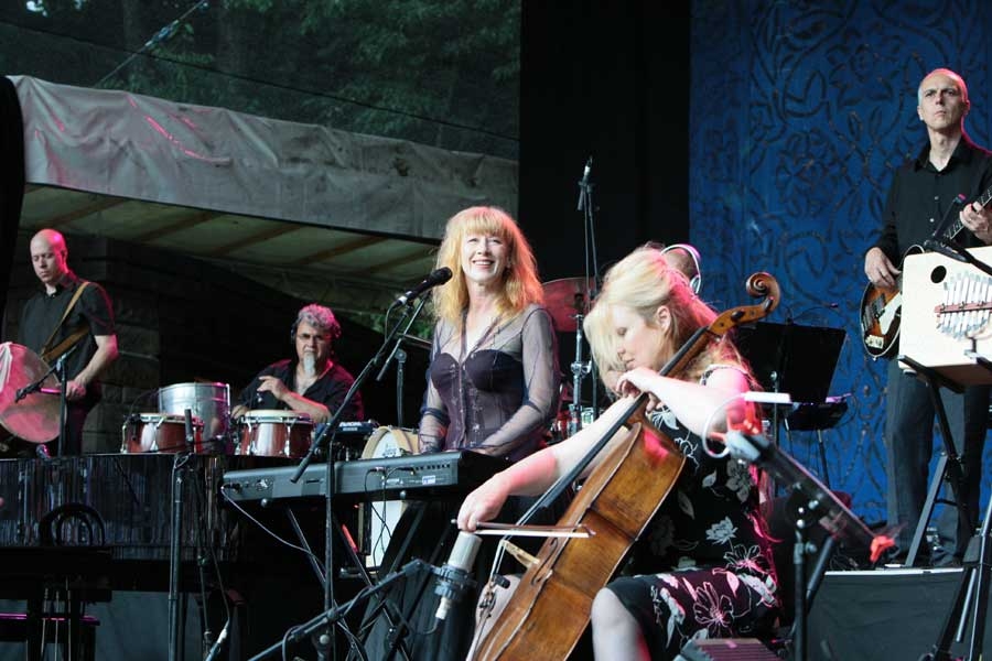 Loreena McKennitt – Auf der Freilichtbühne beeindruckte die Kanadierin ihre Fans. – 