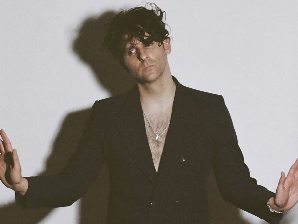 Low Cut Connie