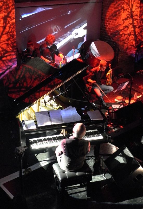 Ludovico Einaudi – Showcase im Londoner Traffic, Februar 2013. – Der Maestro - von hinten.