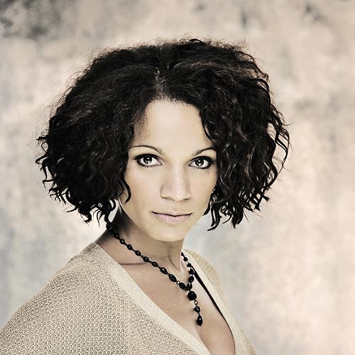 Nominiert für einen Echo als beste Jazzproduktion. – Mit "Saffronia" wird Lyambiko ...