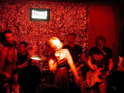 M.A.S.S. – Die wunderbare Justine mit Band in Aktion. – ... und landab ...