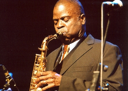 Maceo heizt der Centralstation in Darmstadt ein. – Maceo Parker live in Darmstadt 3/2003.