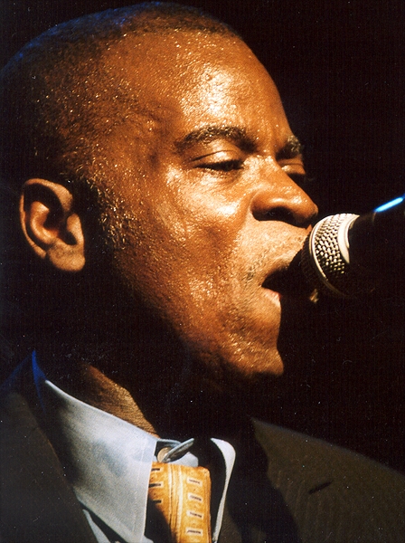 Maceo heizt der Centralstation in Darmstadt ein. – Maceo Parker live in Darmstadt 3/2003.