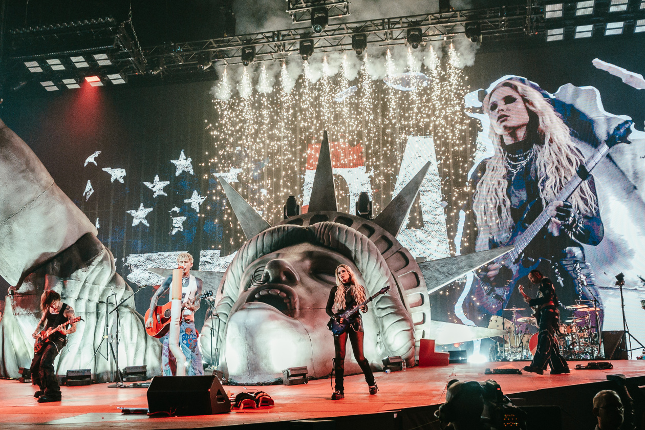 Machine Gun Kelly – MGK und Band.