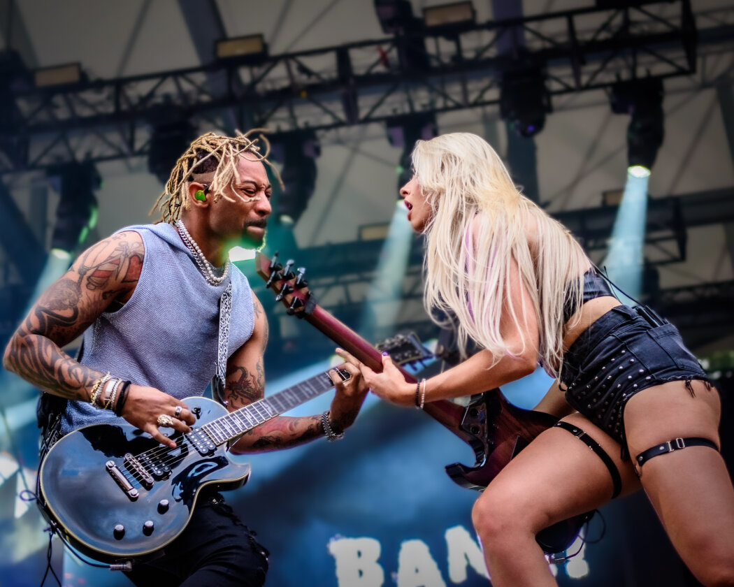 Machine Gun Kelly – Nach den Gigs bei Rock im Park und Rock am Ring gleich weiter in die Hauptstadt: MGK und Band. – Justin Lyon und Sophie Lloyd.