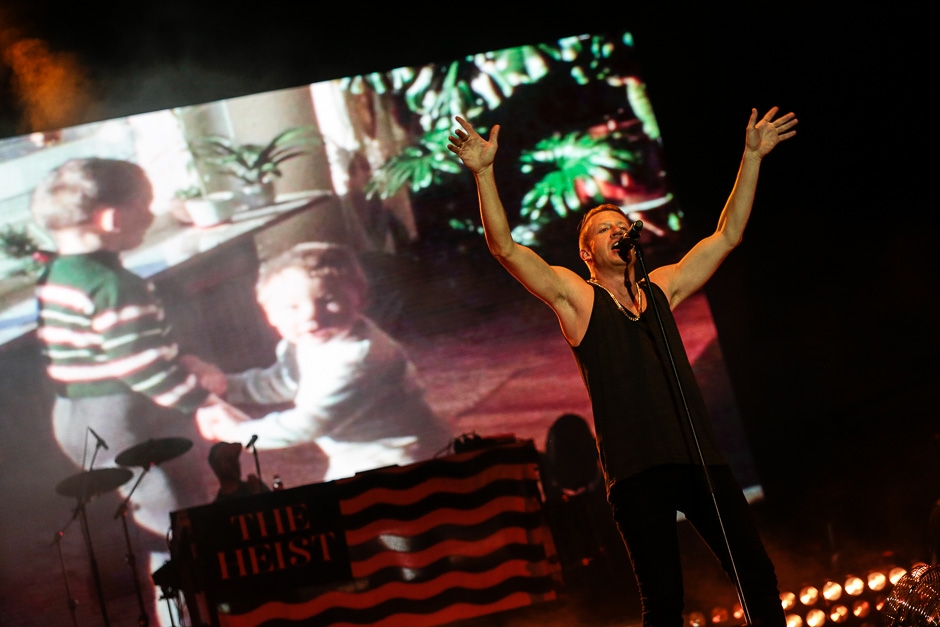 Macklemore – Mit Ryan Lewis in der Headliner-Position. – ... die Hände in der Höhe.