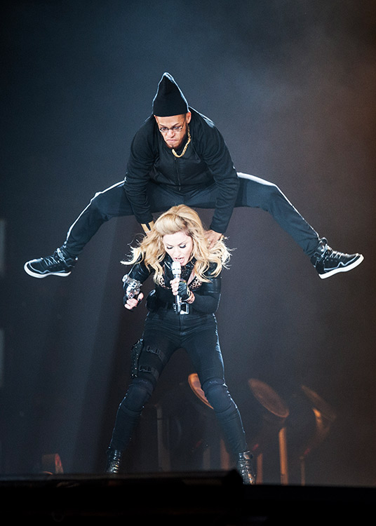 Madonna kommt, und die Massen ticken aus. Vor allem, weil sie ewig auf sich warten ließ. – Eine artistische Einlage