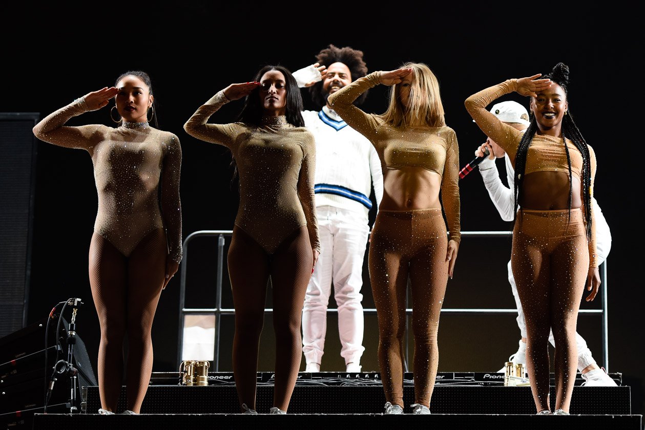 Feuer, Rauch, Licht -  der visuelle Overkill auf der Crater Stage. – Major Lazer.