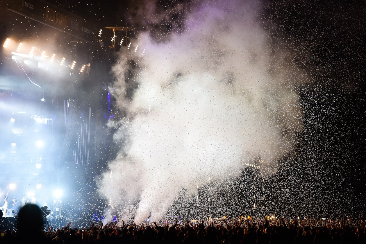 Feuer, Rauch, Licht -  der visuelle Overkill auf der Crater Stage. – Major Lazer.