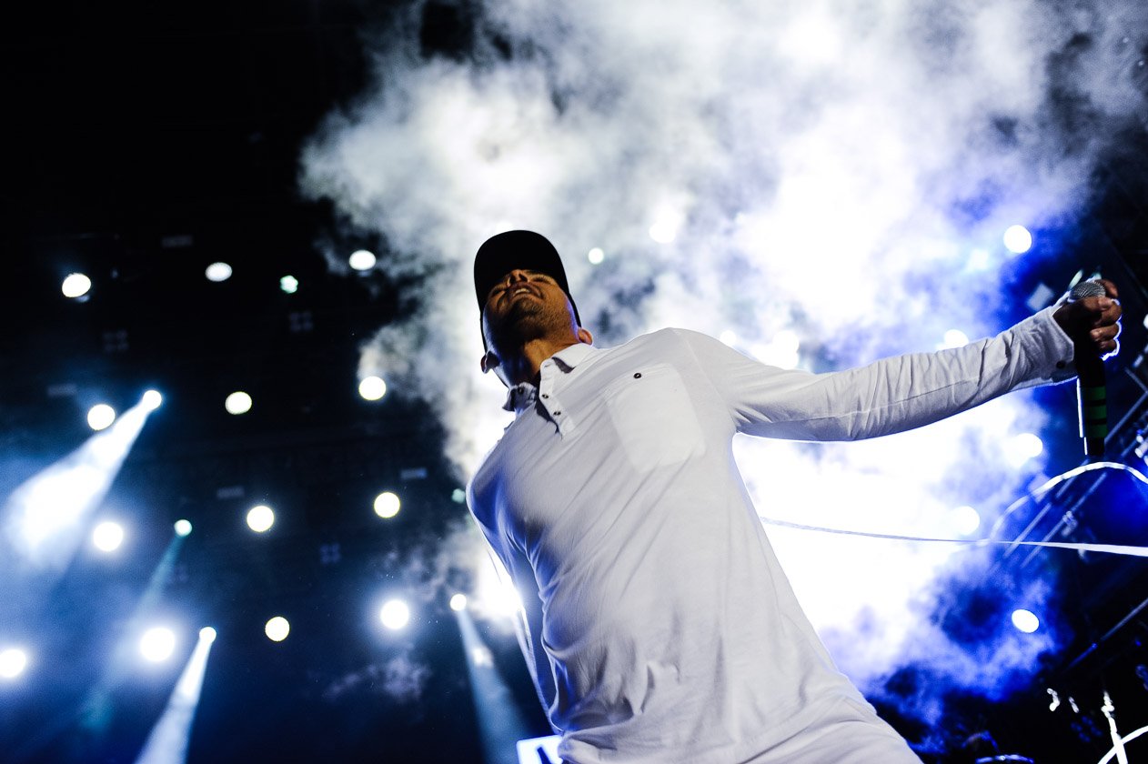 Feuer, Rauch, Licht -  der visuelle Overkill auf der Crater Stage. – Major Lazer.