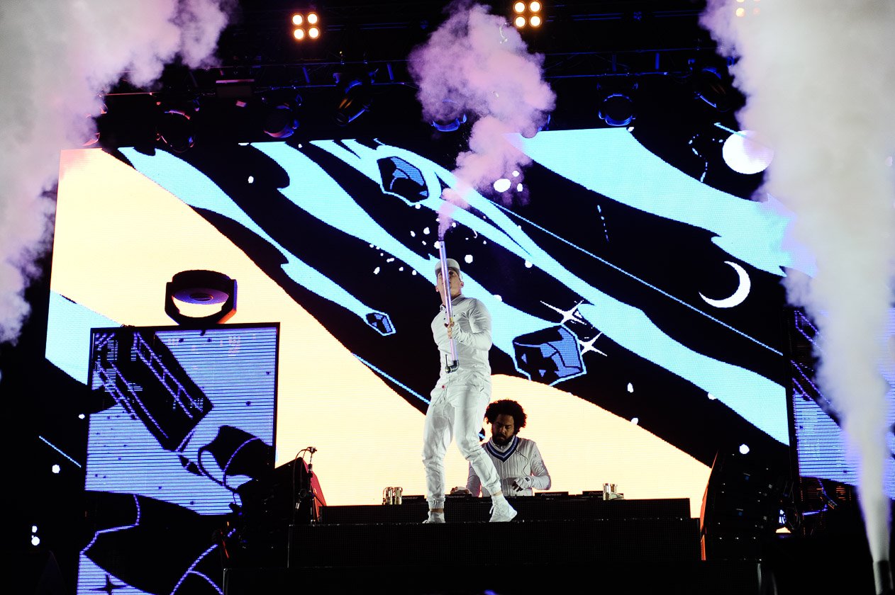 Feuer, Rauch, Licht -  der visuelle Overkill auf der Crater Stage. – Major Lazer.