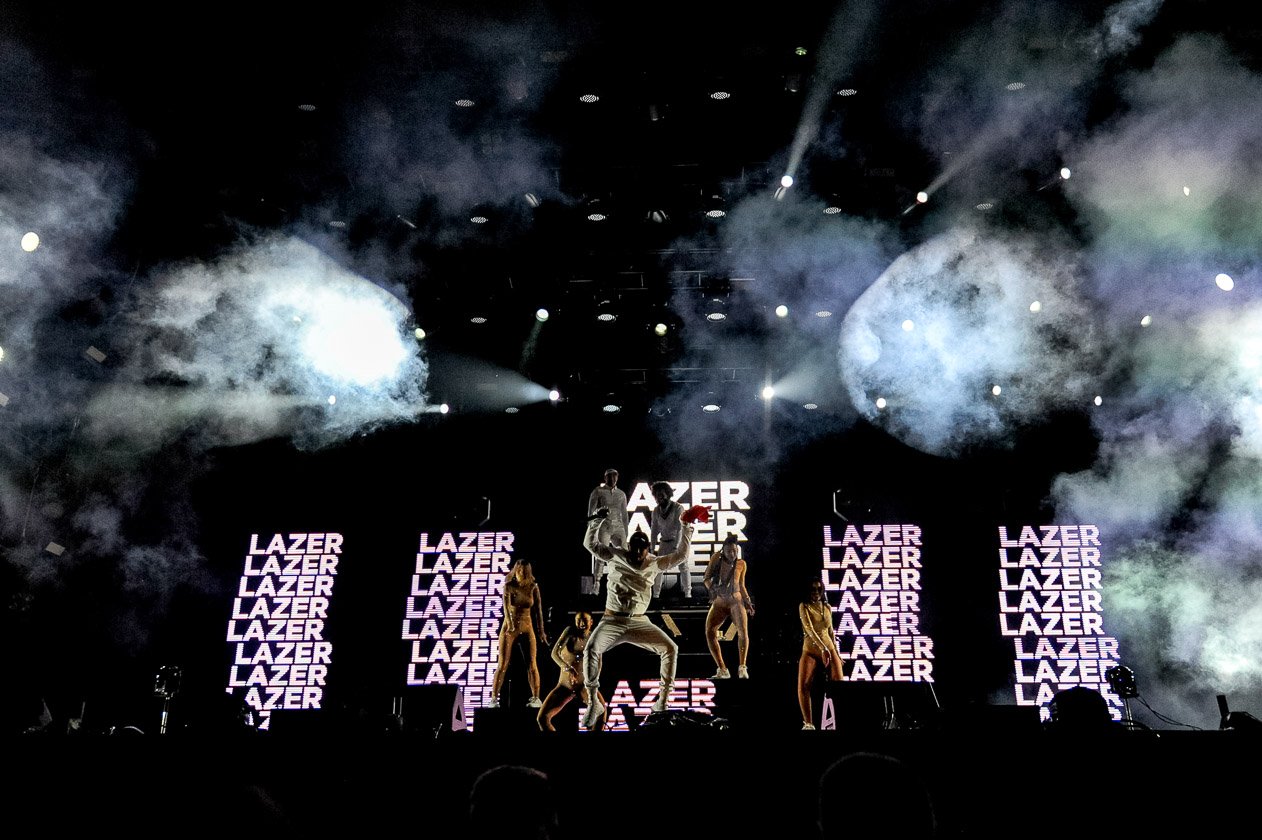 Feuer, Rauch, Licht -  der visuelle Overkill auf der Crater Stage. – Major Lazer.