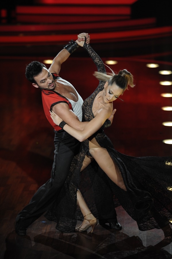Mandy Capristo schwingt das Tanzbein. – Mandy Capristo bei Let's Dance 2012